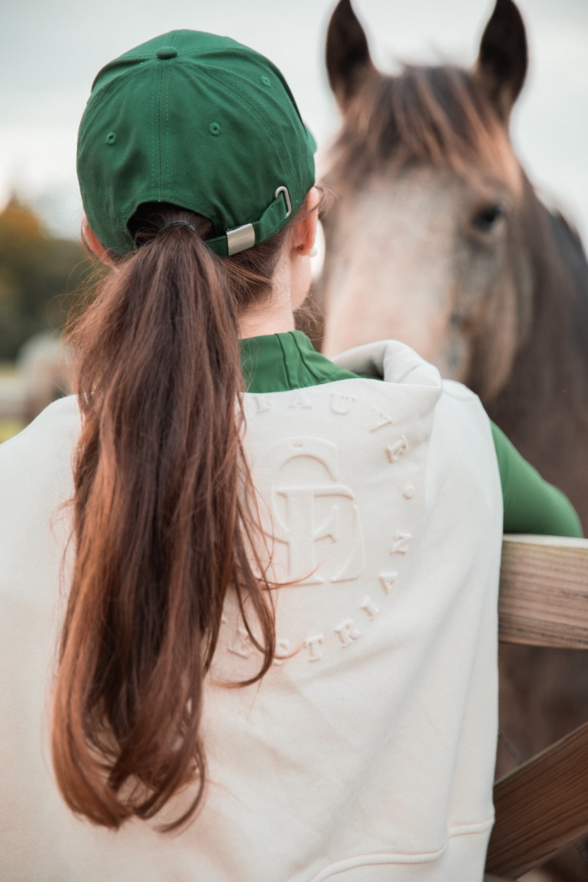 CheFauve trui, baselayer longsleeve en pet baseball cap. Meisje met haar paard.